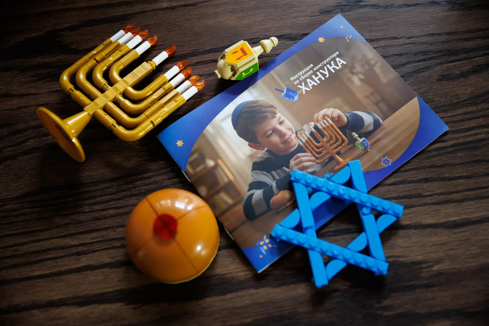 כל חלקי הערכה ״נס האור״ פרושים על השולחן